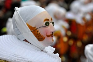 Gille de binche avec masque de cire