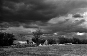 Paysage de campagne en noir et blanc