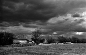 Paysage de campagne en noir et blanc