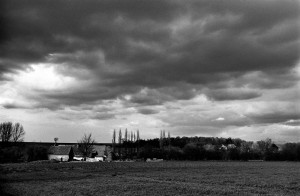 Paysage de campagne en noir et blanc