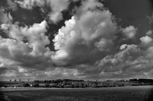 Paysage de campagne en noir et blanc