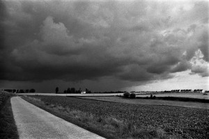 Paysage de campagne en noir et blanc